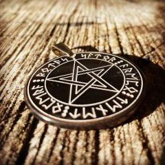 Witch Pentagram (Pendant from Horn)